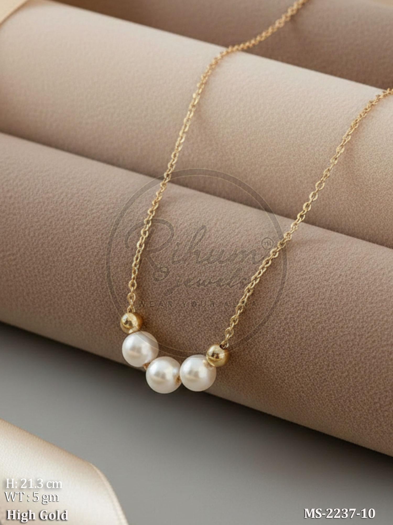 Minimalist Triple Pearl Arc Pendant Neck Chain