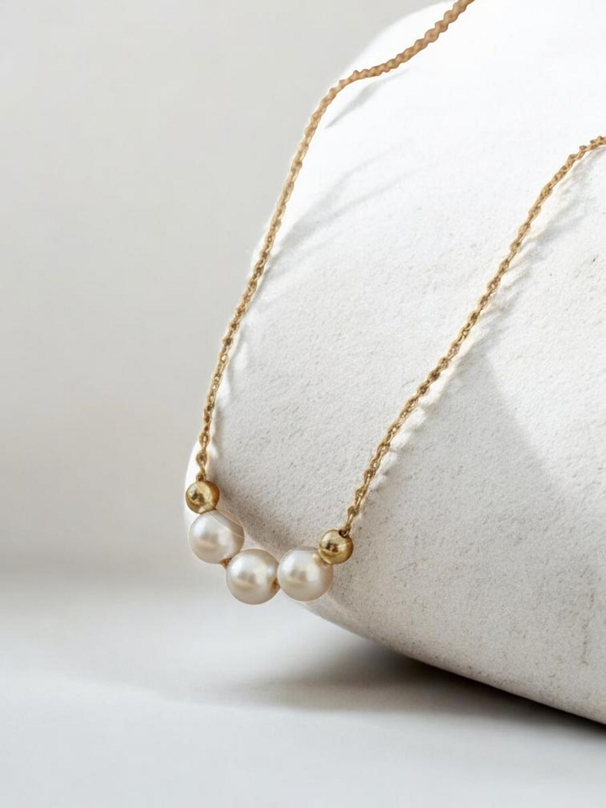 Minimalist Triple Pearl Arc Pendant Neck Chain