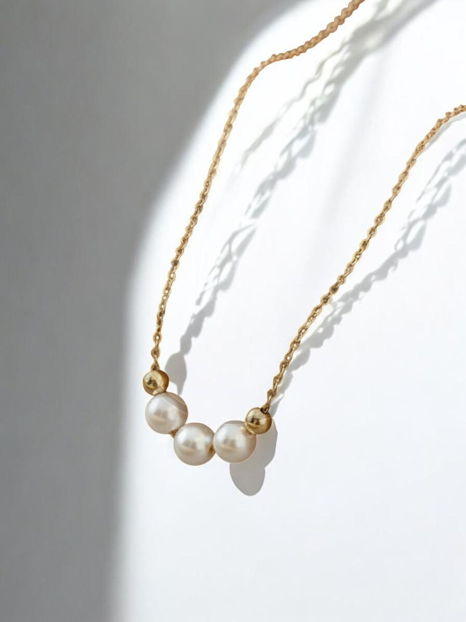 Minimalist Triple Pearl Arc Pendant Neck Chain